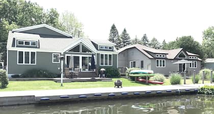 Luxury Gun Lake 4 Bed 2 Bath mökki w / paddleboards / kajakkeja, ilmainen Wi-Fi