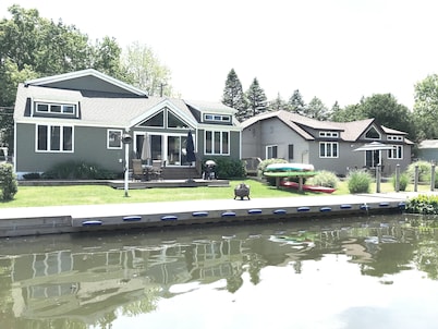 Luxury Gun Lake 4 Bed 2 Bath Home W/paddleboards/kayaks, Free Wi-fi