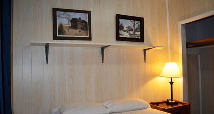 5 minutes to Little River Lake! Three-Bedroom Cottage -Accommodates 7 guests