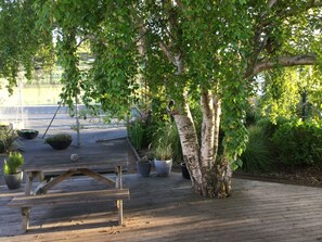 Outdoor dining - Stay in School by the Sea (Dunedin Area)