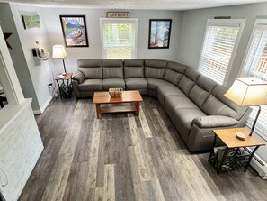 Smart TV, video games, DVD player - Game Room, 2 family rooms, on 3 levels, with a fenced yard and firewood provided (North Conway)