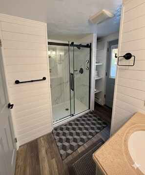 Duschwanne, Haartrockner, Handtücher, Toilettenpapier