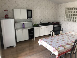 Fridge, microwave, coffee/tea maker, cookware/dishes/utensils - Veadeiros Plateau! Beautiful vacation home in the city of Colinas do Sul - GO (Colinas do Sul)