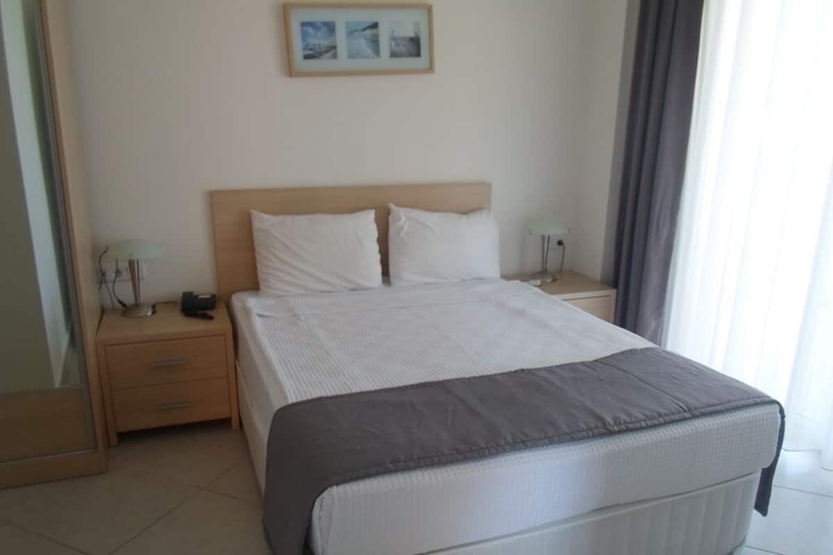 Klassiek appartement, 1 tweepersoonsbed, uitzicht op bergen | Een strijkplank/strijkijzer, gratis wifi, beddengoed