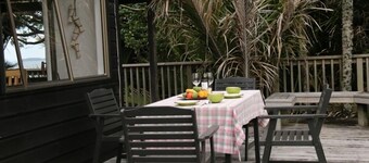 Kereru Cottage, tranquil and safe, close to  Baddeleys Beach, Tawharanui 