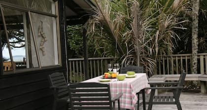 Kereru Cottage, tranquil and safe, close to Baddeleys Beach, Tawharanui