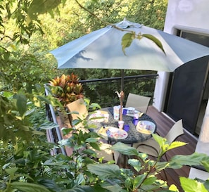 Outdoor dining - Studio Apartment for Nature and Beach Lovers in Playa Blanca, Punta Leona (Punta Leona)