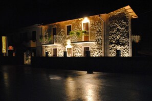 Front of property - evening/night - B&B da Morena (Minucciano)