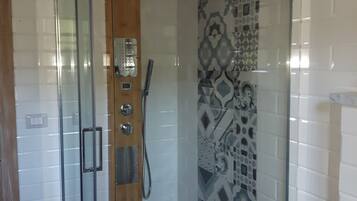 Departamento, 2 habitaciones | Regadera en el baño