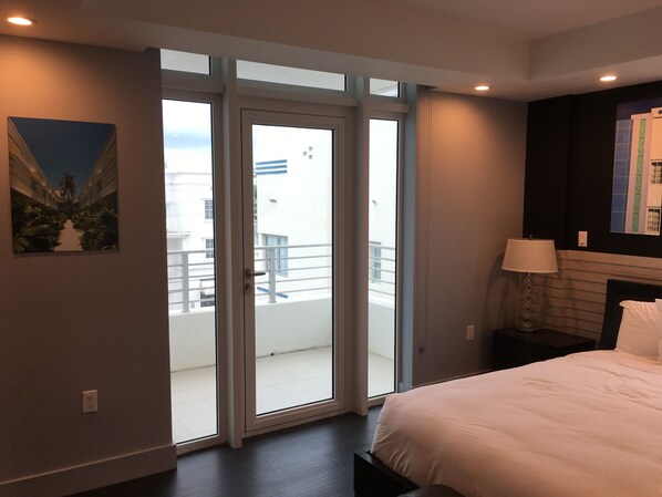 2 bedrooms, in-room safe, iron/ironing board, travel cot - Miami Beach Luxury Condo Across from Beach (401) (Miami Beach)