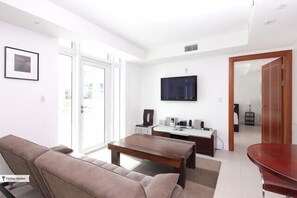 TV, stereo - Miami Beach Luxury Condo Across from Beach (401) (Miami Beach)