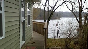 Une terrasse en bois avec vue sur un lac.