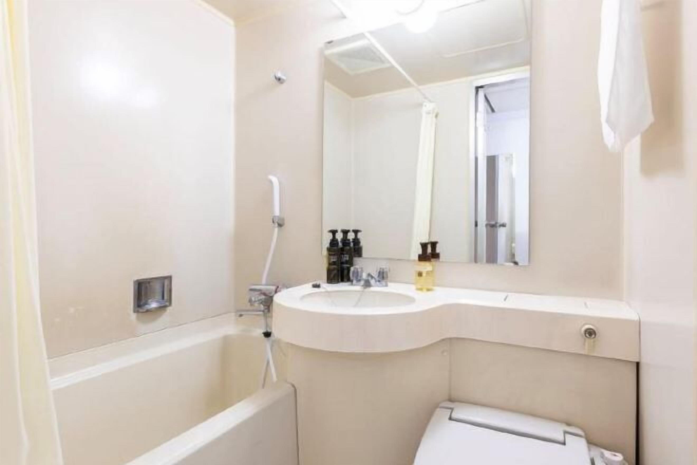 Bathroom | Combined shower/tub, deep soaking tub, free toiletries, hair dryer