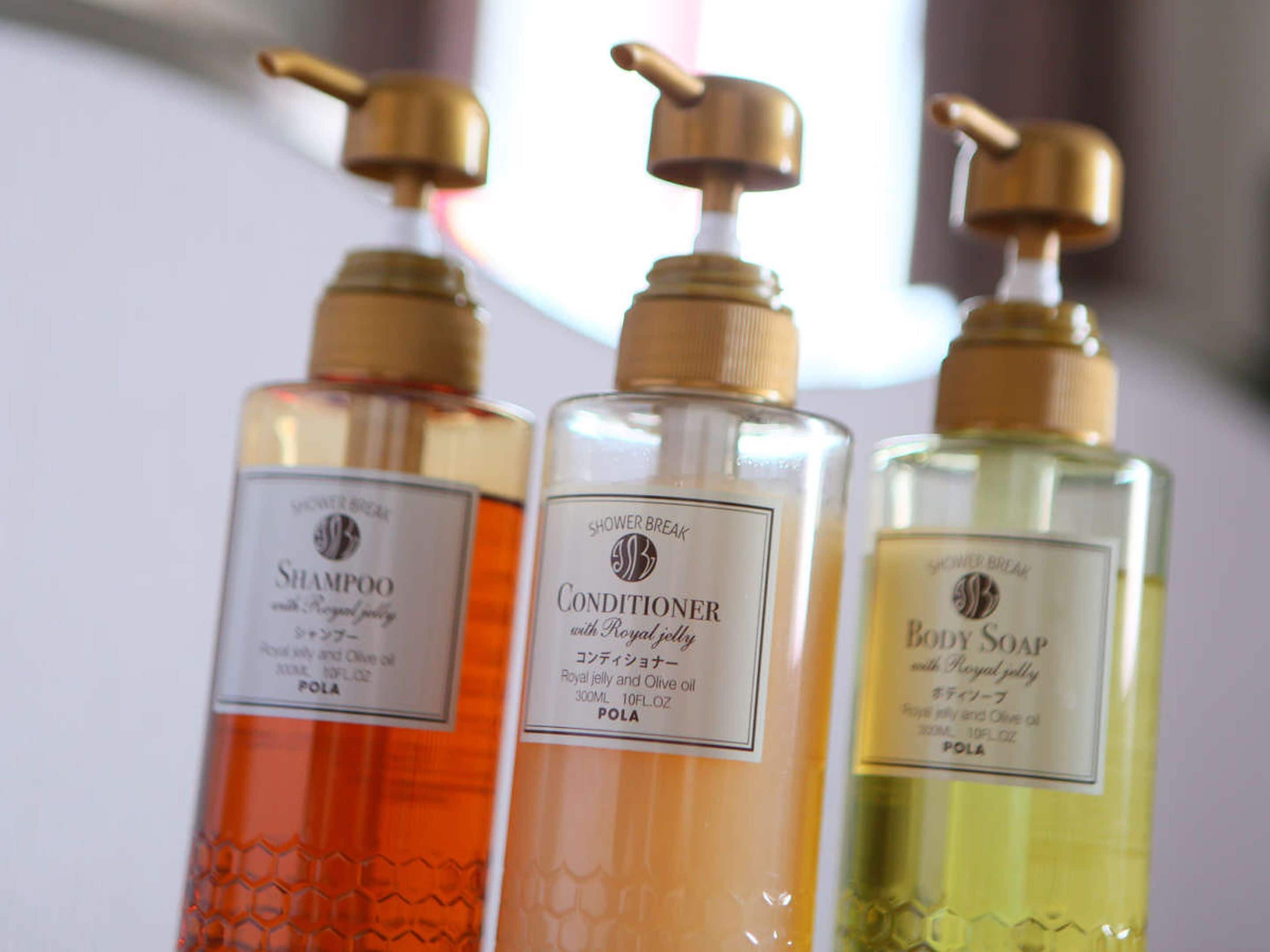 combined shower/bathtub, deep-soaking bathtub, free toiletries