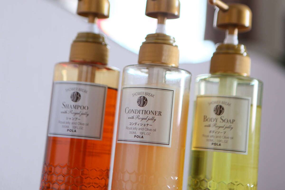 combined shower/bathtub, deep-soaking bathtub, free toiletries