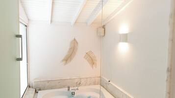Honeymoon Room (Courtyard View) | Tab mandi berpancutan