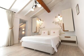 Chambre Lune de Miel (Courtyard View) | Draps en coton égyptien, literie de qualité supérieure