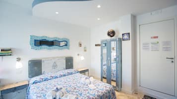 Una habitación de hotel con cama, escritorio, espejo y armario.