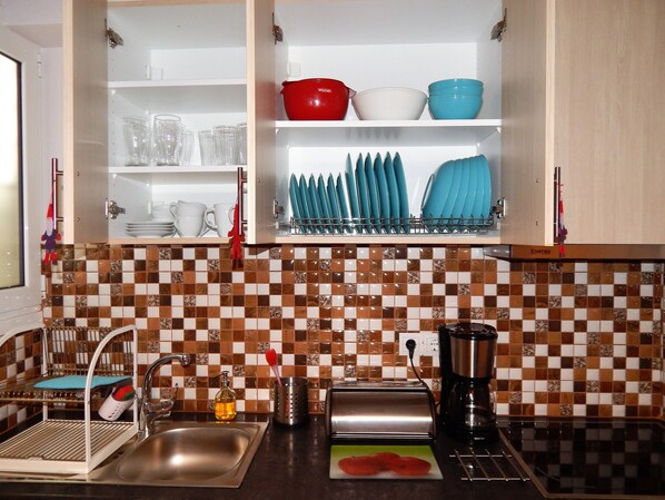 Réfrigérateur, micro-ondes, plaque de cuisson, cafetière/bouilloire