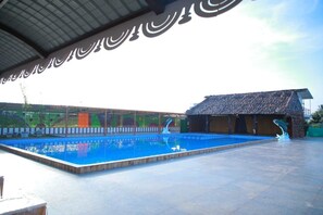 สระว่ายน้ำกลางแจ้ง
