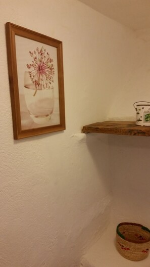 Romantic Room, 1 Double Bed, Non Smoking, City View | Bathroom | Hair dryer, towels - Ana's Guest House Chambre d'hôtes (Aups)