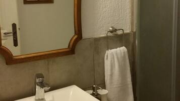 Chambre Design, 2 lits une place, non-fumeurs, vue ville | Salle de bain | SĂšche-cheveux, serviettes fournies