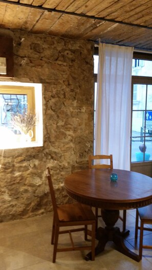 Free daily buffet breakfast - Ana's Guest House Chambre d'hôtes (Aups)