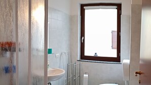 A bathroom with a toilet, bidet, and sink. - La Quiete 19 Holideal (Tremosine)