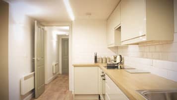 Comfort Apartment, 1 Double Bed, Non Smoking | Private kitchen | Full-sized fridge, microwave, oven, stovetop