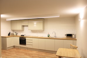 Comfort Apartment, 1 Double Bed, Non Smoking | Private kitchen | Full-size fridge, microwave, oven, stovetop