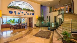 Lobby - Luxury Beach Frontage Villa with amazing views for Rent (Boca de Tomatlán)