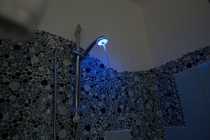 وحدات دش مع أحواض استحمام، مناشف