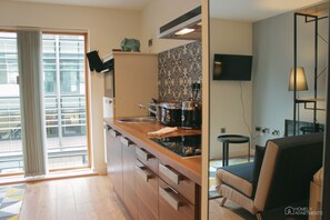 Deluxe Studio | Private kitchen | Full-size fridge, microwave, oven, stovetop - Homely Serviced Apartments - Blonk St (Sheffield)