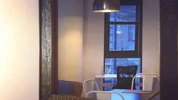 Large Executive 2 Bedroom Apartment | In-room dining