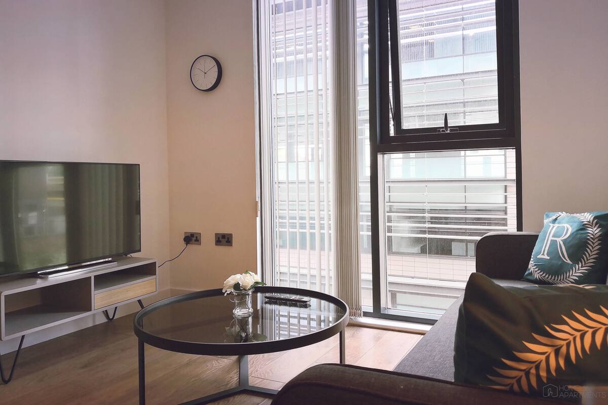 Small 2 Bed Apartment | Living room | Flat-screen TV, Netflix