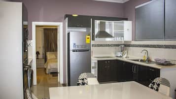 Executive Apartment, 2 Bedrooms | In-room dining