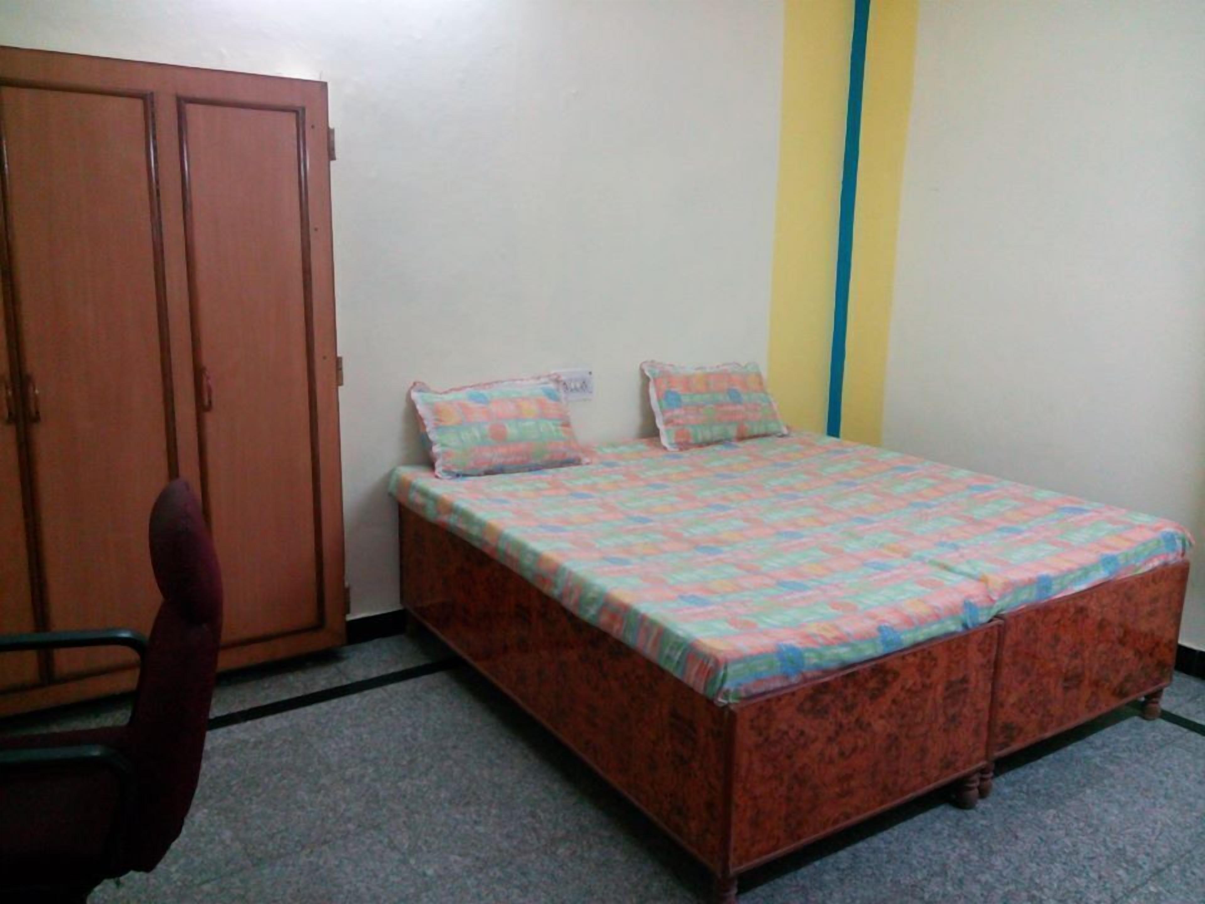 Standard Room | Desk, rollaway beds, free WiFi
