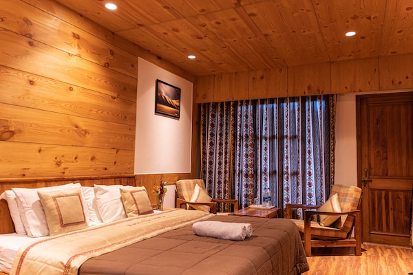 Deluxe Room | Desk, blackout drapes, iron/ironing board, free WiFi