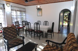 Lobby sitting area - Sydney Homestay (Hikkaduwa)