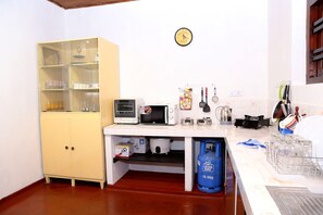 3-Bedroom Villa | Private kitchen | Fridge, microwave, oven, stovetop - Sydney Homestay (Hikkaduwa)