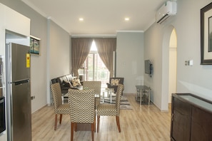 Apartamento superluxo, 2 quartos, para não fumantes | Opções para refeição no quarto
