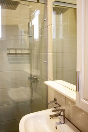 Luxury Apartment, 2 Bedrooms, Non Smoking | Bathroom - Emerald Suites (Accra)