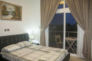 Appartement supérieur, 1 chambre, non-fumeur | Couette en duvet, bureau, rideaux d’obscurcissement