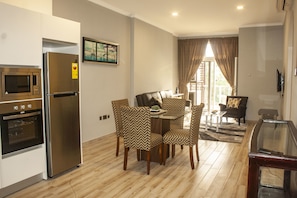 Apartamento superluxo, 2 quartos, para não fumantes | Opções para refeição no quarto