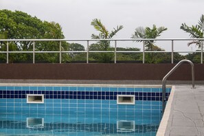 Piscine extérieure, parasols, chaises longues