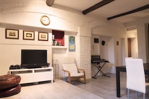 Appartement, 1 chambre | Aire de séjour | Téléviseur ACL