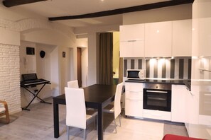 Appartement, 1 slaapkamer | Privékeuken | Een koelkast, een microgolfoven, een oven, een kookplaat