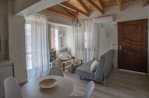 Apartamento, 1 habitación | Zona de estar | Televisión de pantalla plana de 32 pulgadas con canales por cable