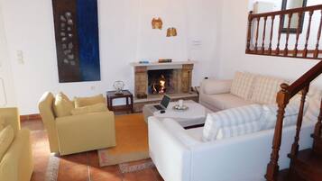 Vila | Ruang keluarga | TV layar datar dan pemutar DVD