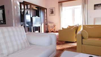 Villa | Living room | Flat-screen TV, DVD player
